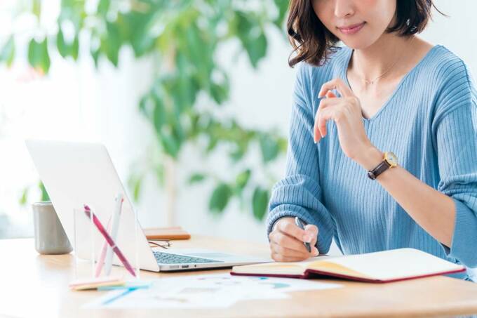 手帳に書き込む女性