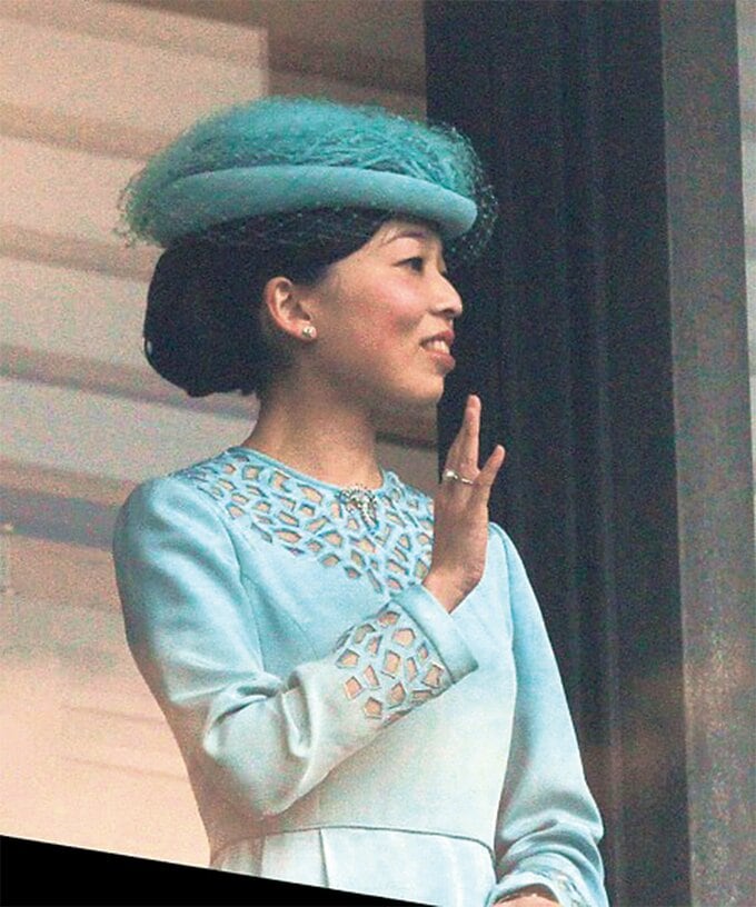 お帽子をかぶられる彬子さま