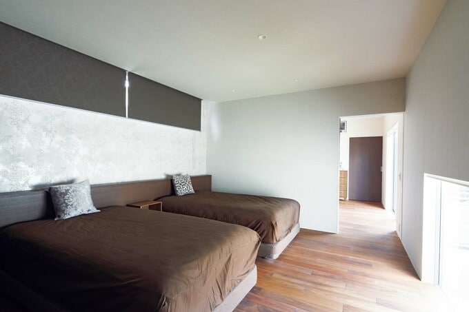 地窓を設けた姉夫婦の寝室