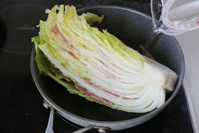 白菜をフライパンへ入れる
