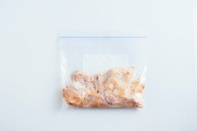 保存袋に鶏肉
