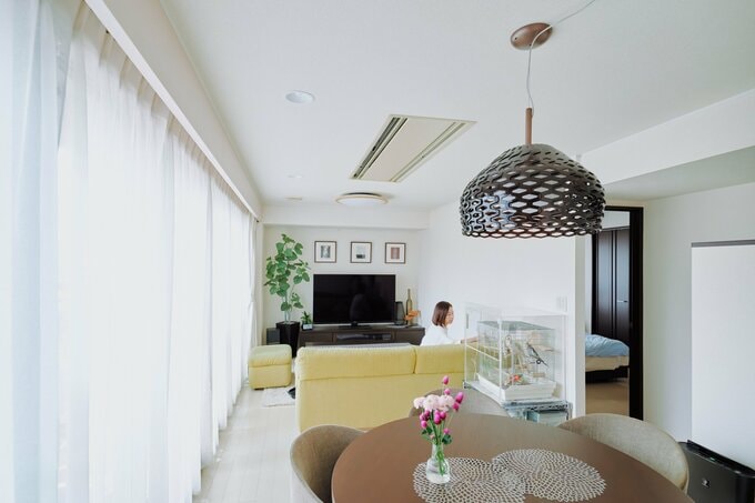 部屋にいる女性