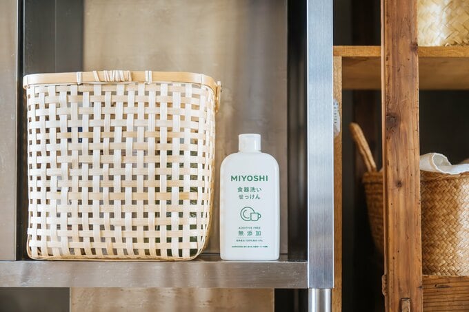 表に出しているMIYOSHIの洗剤と、カゴに入れて収納しているほかの洗剤類