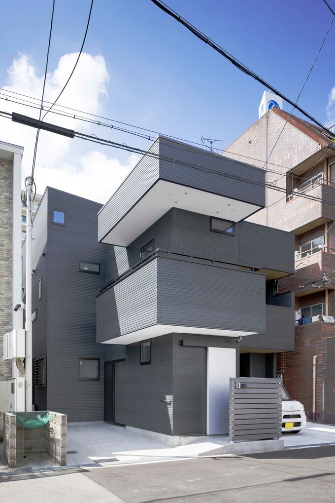 駐車場奥からも使える土間収納のある家