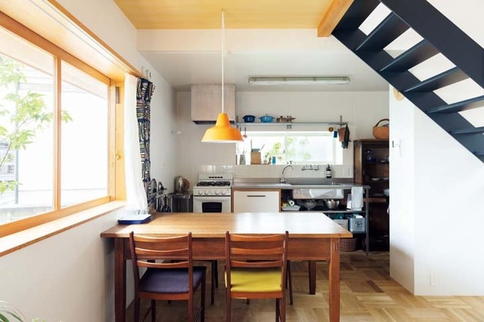 壁付けキッチンとダイニング