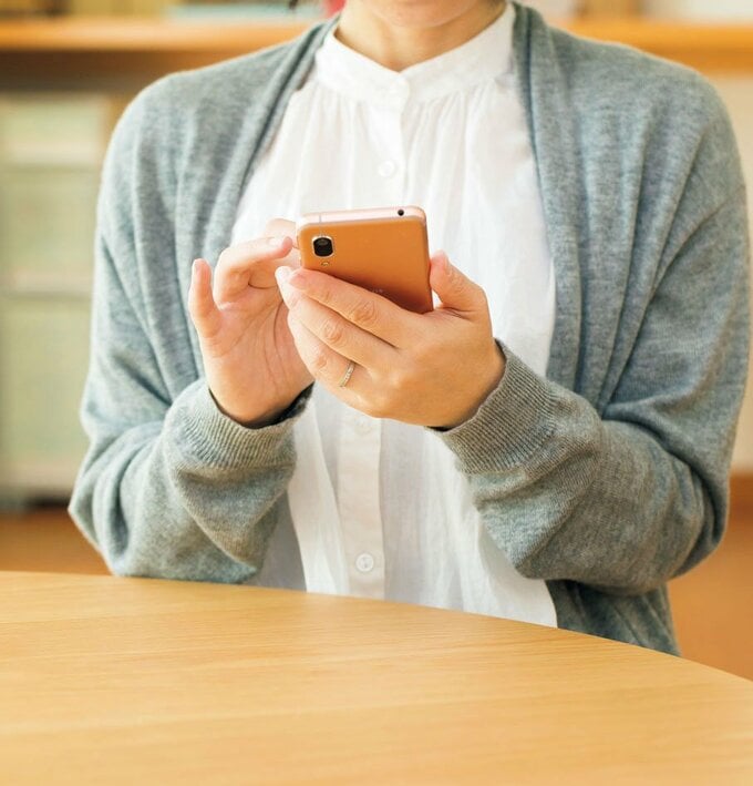 スマホ見る女性