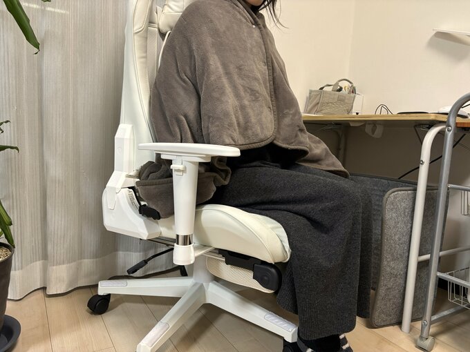 あったかアイテムを身にまとう女性