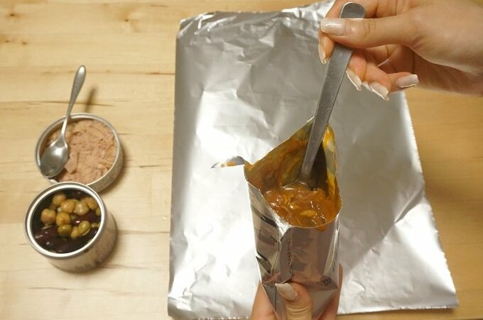 レトルトハヤシの中身をすくう様子