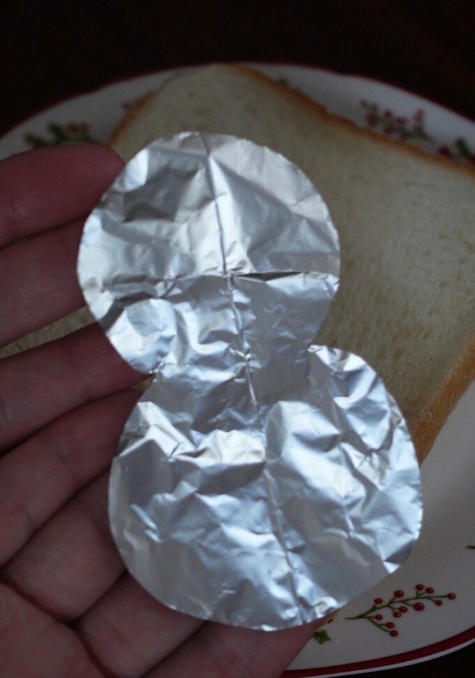 アルミホイルを雪だるまの形にカットする。