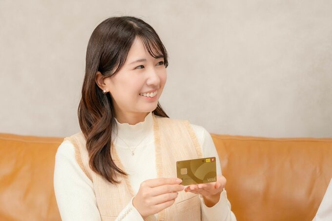 カードを持つ女性