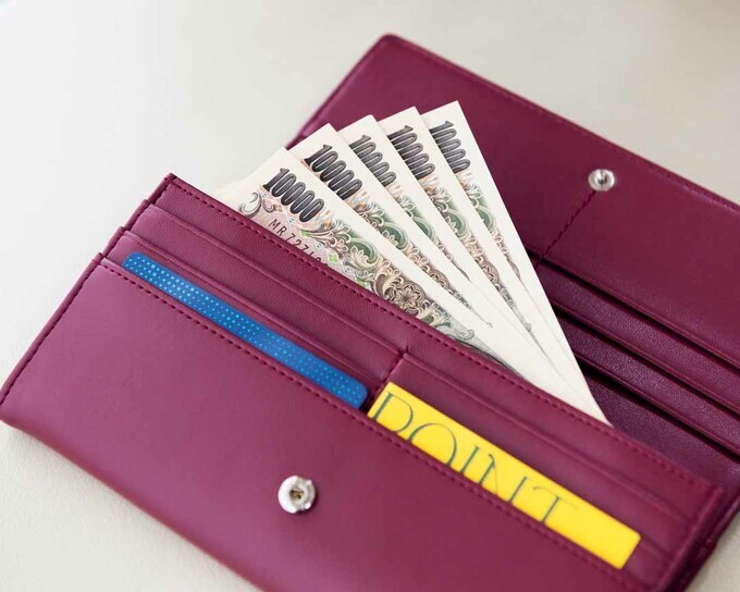 生活費5万円を専用財布で管理する様子