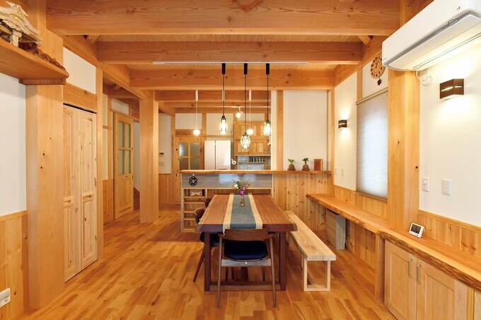 木目が美しいダイニングテーブル