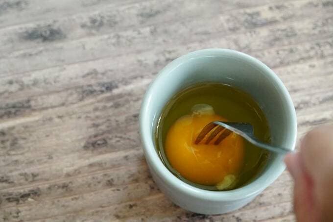 卵にフォークで穴をあける