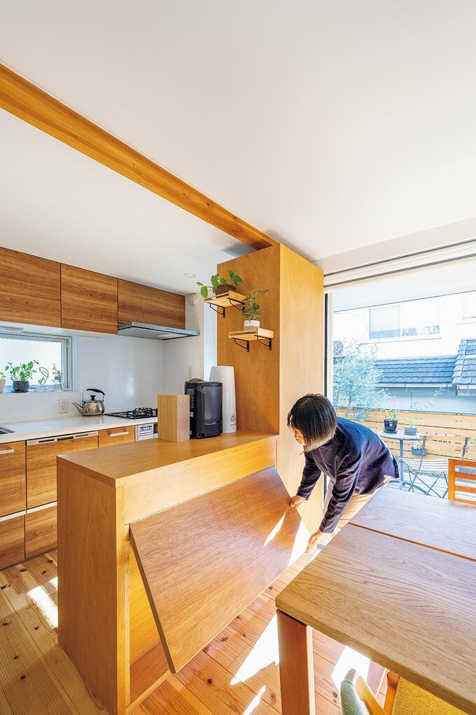 大人数に対応する跳ね上げ式のサブテーブル