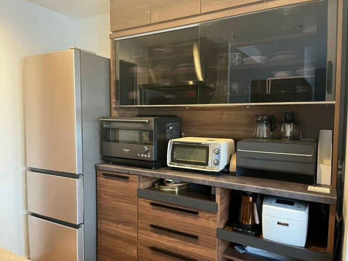 冷蔵庫とウォルナットカラーのキッチンボード