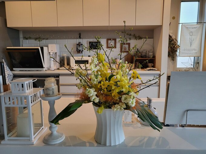 カウンター前にいつも季節の花やインテリアを飾る