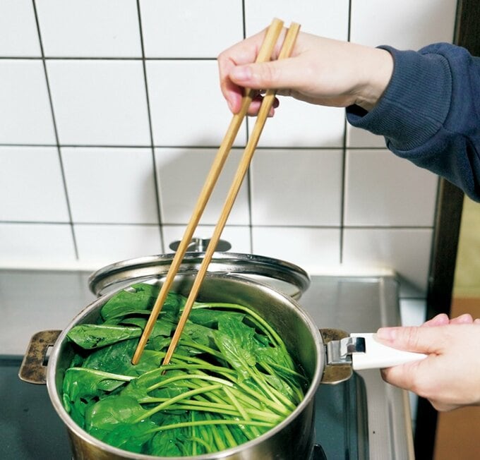 鍋で野菜を茹でる様子