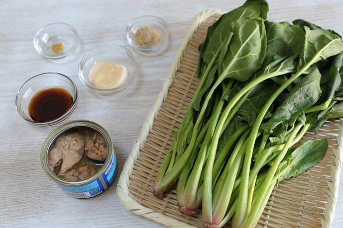 サバ缶とホウレンソウ、調味料