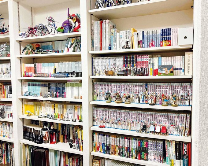棚に並べられた漫画やフィギュア