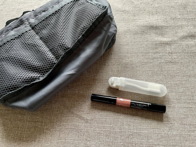 口紅と携帯歯ブラシ