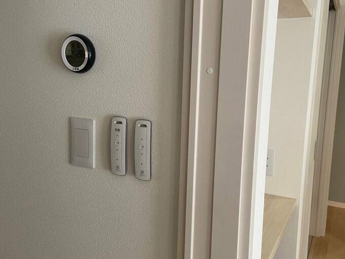 リモコンを壁にかけている様子