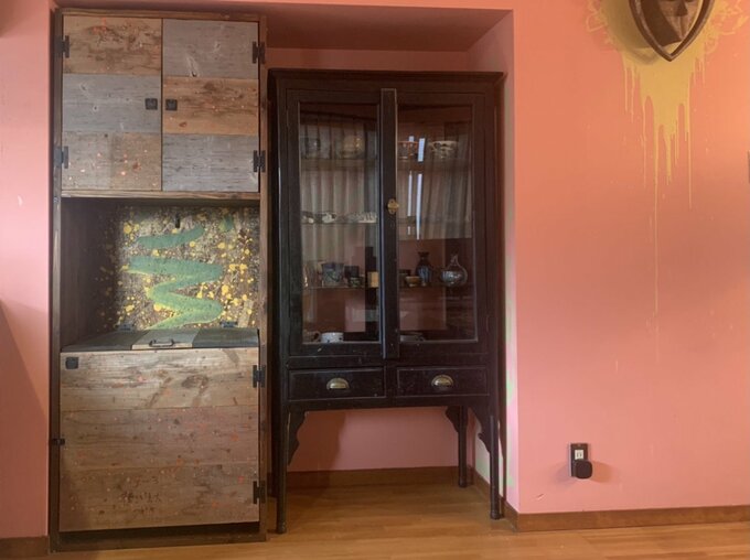 足場板の古材でつくったDIY食器棚