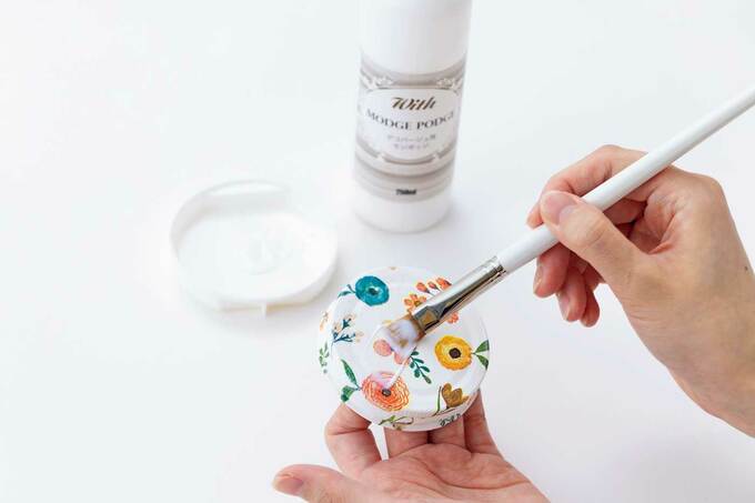 デコパージュ液でコーティングする