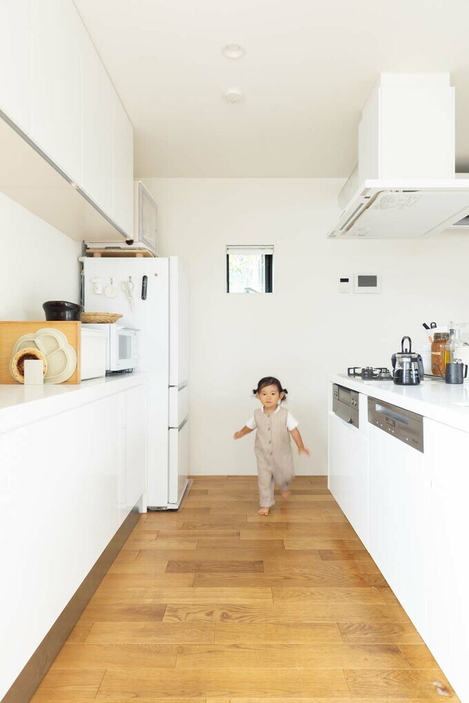 アイランドキッチンと背面のキッチン収納