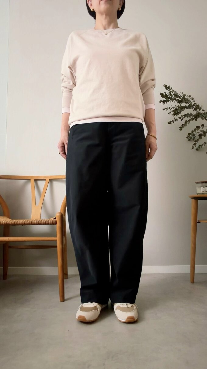 ピンクのコットンセーターコーデ