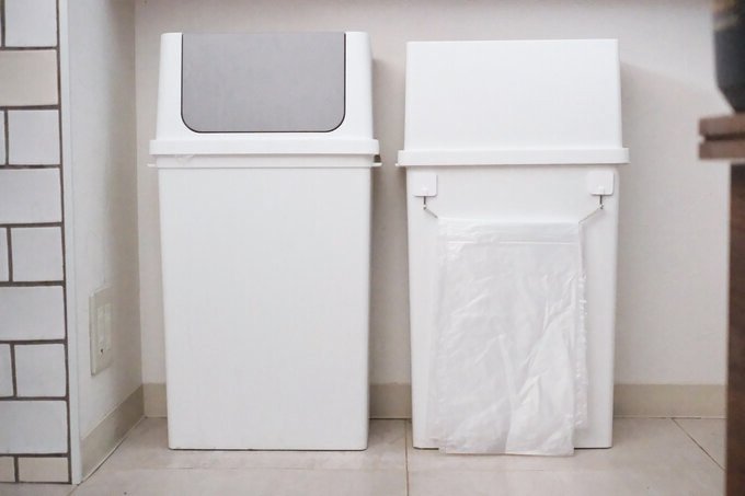 ゴミ箱にゴミ袋がかけてある