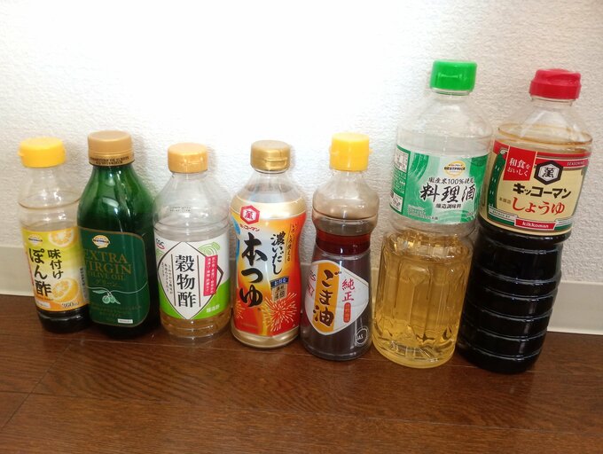 プライベートブランドでそろえた調味料類。こだわりの高額商品から切り替え