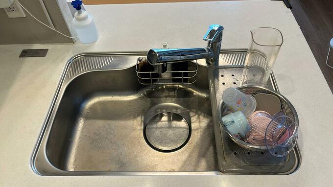 排水口のフタが閉まったシンク