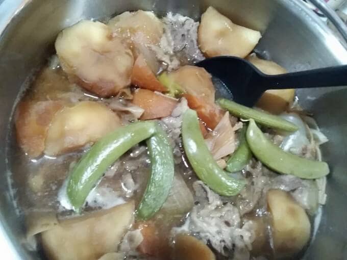 煮物をかき混ぜる様子