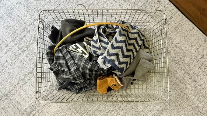 洋服をかごに入れている様子
