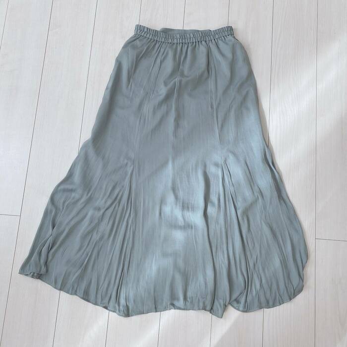 GU新作のサテンスカートは1990円。ふんわり裾が大人かわいい