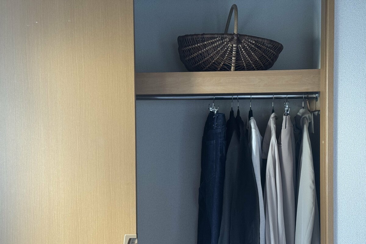 衣替え後の「クローゼットがパンパンになる」問題を解決。服が取り出し