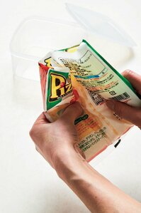 袋の上からもみほぐす