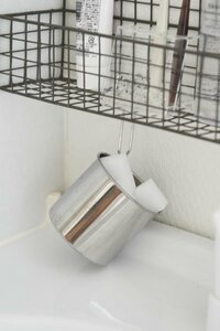 ふるいはフラワーベースやスポンジ入れに