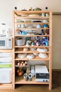 オープン棚には好きな器を並べて