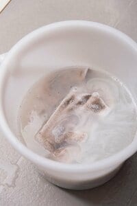 汚れを落としてからペーストを塗り込む