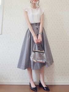 動きのあるトップスでフェミニンスタイルに