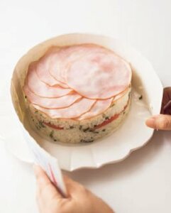 食卓がぐっと華やぐイタリアンずし【ハムとトマトのケーキずし】