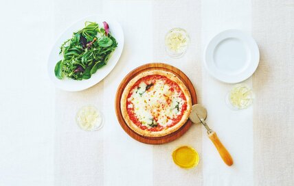 わざわざ食べたいコンビニPBの名品。セブンのピザ、ローソンのドリア、ファミマのハンバーグ