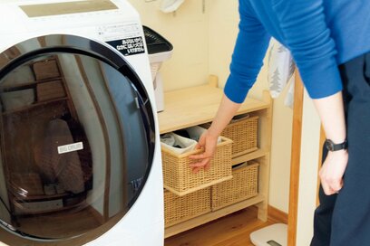 洗濯がラク、入浴が快適になる浴室収納術。タオルや詰め替えもすぐ取れる