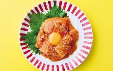 市販品を活用した簡単副菜。切り身のサーモンに焼き肉のタレが絶品