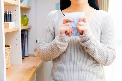 職場や外出先でも「温活」。カイロを貼ると効果的な位置は？