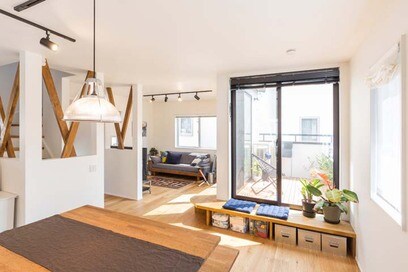 【戸建てリノベ事例】コンパクトな3階建ての壁やドアを減らして、明るくゆったりした家に