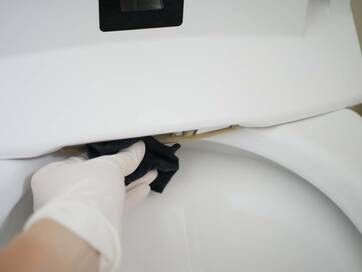 トイレの温水洗浄部分は汚れてる！意外なアイテムで密着掃除