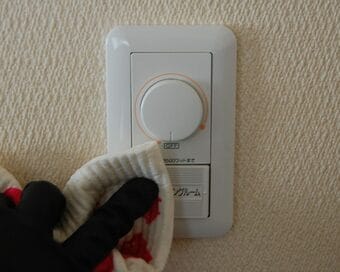 手すりやスイッチのイヤ～な「手アカ」が、意外な洗剤であっさり落ちた！