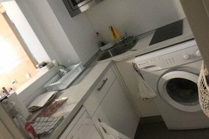 洗濯機はキッチンのシンクの下に設置、外干しはほぼしない。50代、ひとり暮らしが驚いた「日本と海外で違うこと」7つ